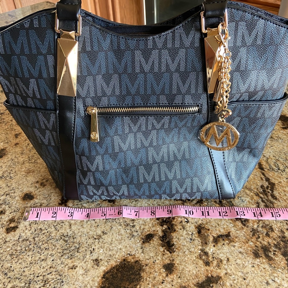 Mia K Farrow Handbag. (Black)